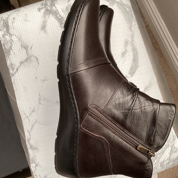 Clarks Booties NIB size 9.5W - Picture 5 of 10